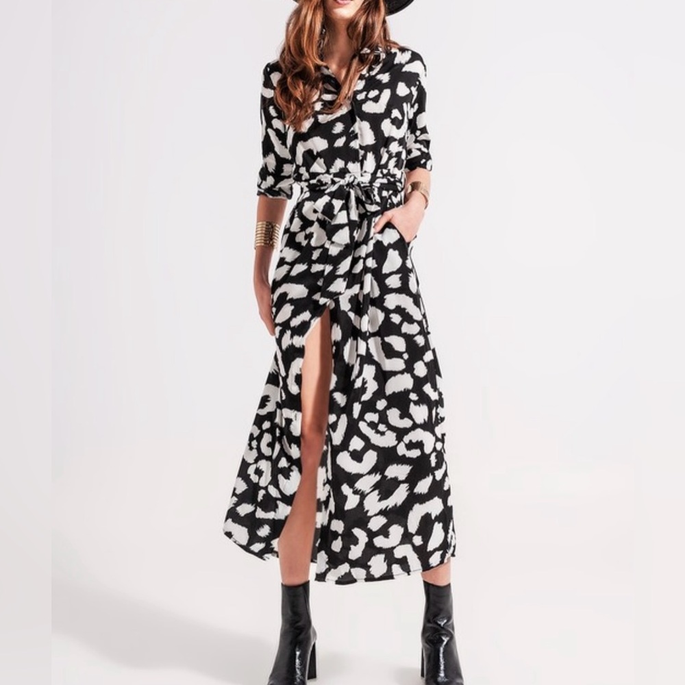 Maxi Dress with long sleeves Collar Neckline
Animal Print